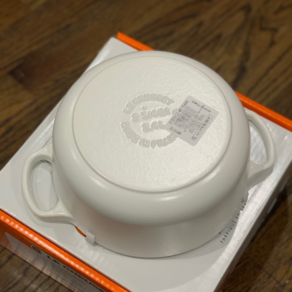 New Le Creuset Lace Relief Cotton Round French Oven 20cm - Picture 6 of 8